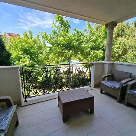 Golden Nest B25 فندق